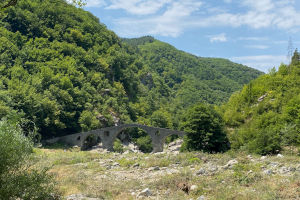 Teufelsbrücke Djawolski Most - Die Brücke inmitten der Natur